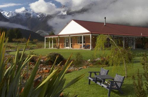 Misty Peaks Hotell Fox Glacier Exteriör bild