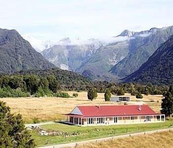 Misty Peaks Hotell Fox Glacier Exteriör bild